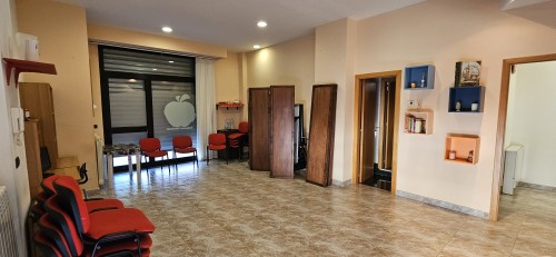 Putignano 2000 Locale Angolare Ideale Per Ufficio, Ottimo Stato.